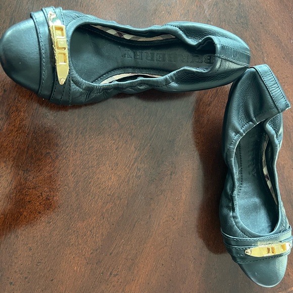 AUTHENTIC BURBERRY BALLERINA FLAT SHOE W/ ADORNED WITH GOLD BUCKLE - Picture 6 of 9
